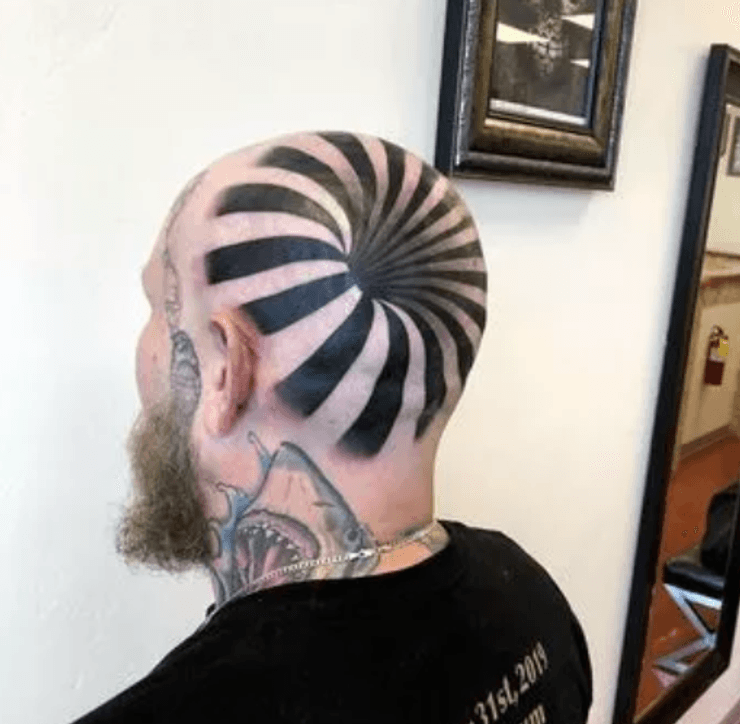 люди збиті з пантелику "божевільним" татуюванням з оптичною ілюзією