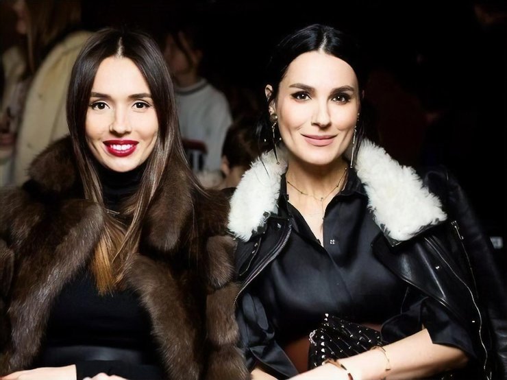 Маша Єфросиніна із сестрою