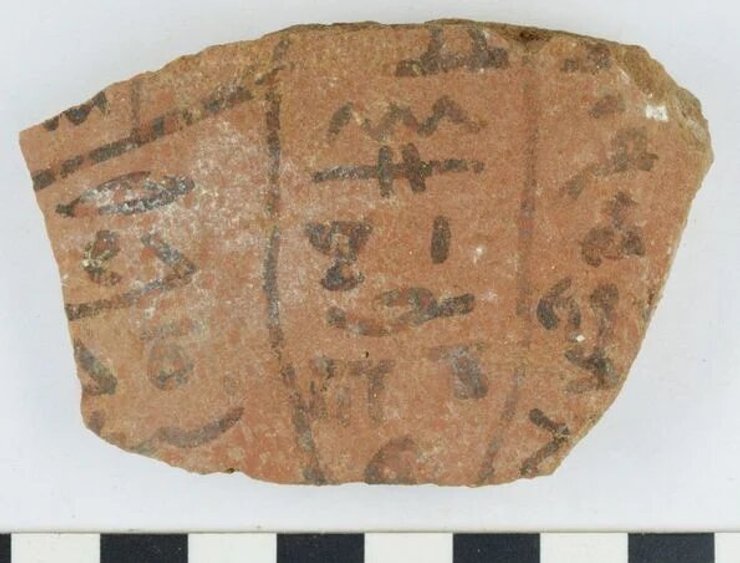 иероглифическая надпись, черепок, фото