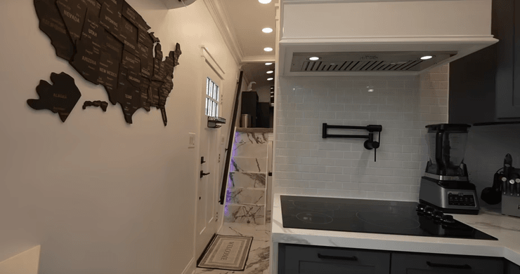 Чоловік переробив шкільний автобус, будинок на колесах, старий автобус, незвичайне житло, зробив з автобуса будинок, ремонт автобуса,