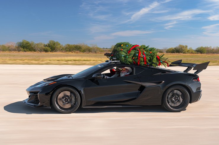 автомобиль с елкой на крыше