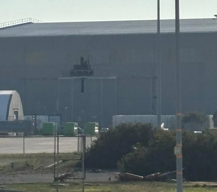 Фото отвору в ангарі з U-2 після влучання  "Шахеда" на базі "Акротирі", 1-2 березня