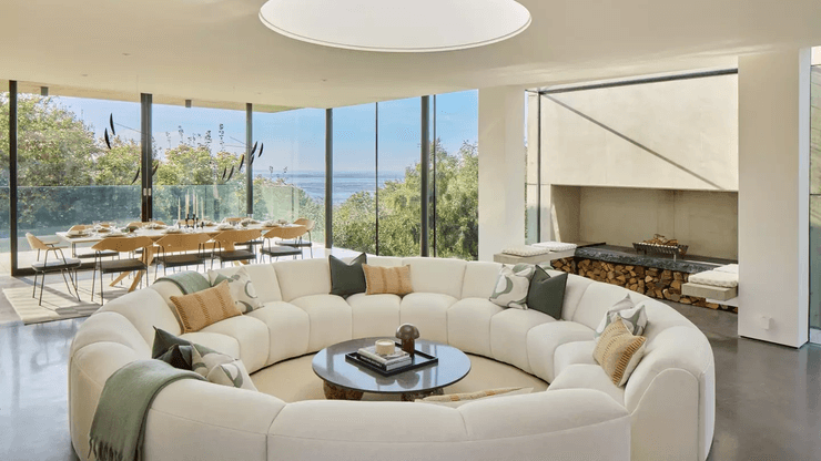 Женщина выиграла особняк, роскошный особняк, пара копила деньги на жилье, Omaze, няня выиграла роскошный особняк,