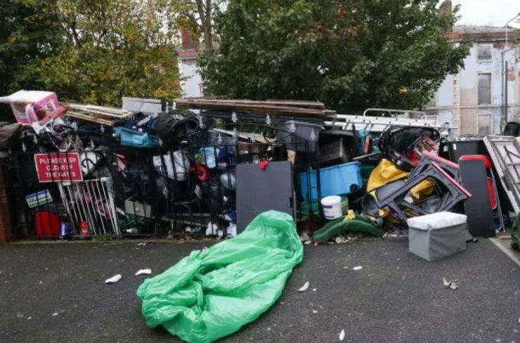 Доминик Манган из Ливерпуля, клептомания, мужчина развел свалку у себя возле дома, соседи в шоке
