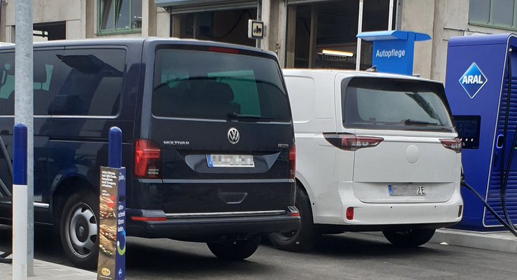 Прототип ID. Buzz рядом с испытательным "мулом" в кузове Multivan