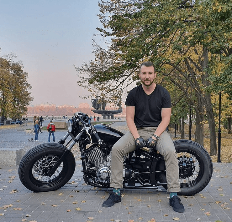 Ведущий с мотобайком