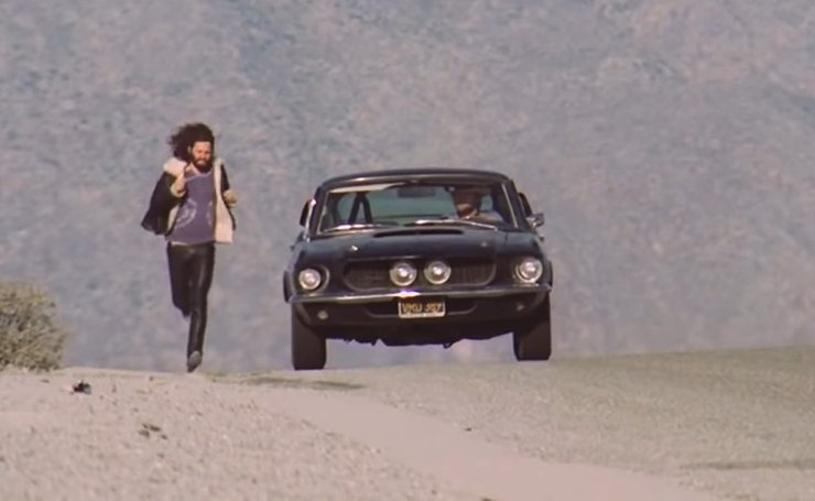 Джим Моррисон (слева) и его Mustang Shelby GT500 в фильме "Хайвей: Американская пастораль"