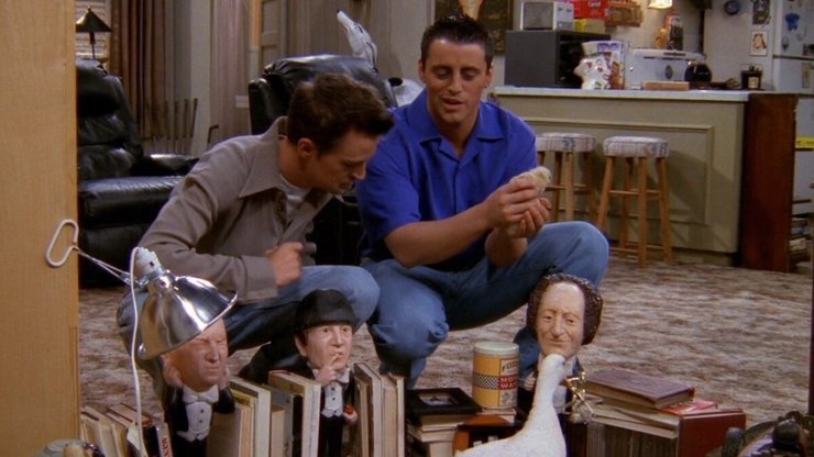 Чендлер и Джо обсуждают "ребенка" курицы и утки