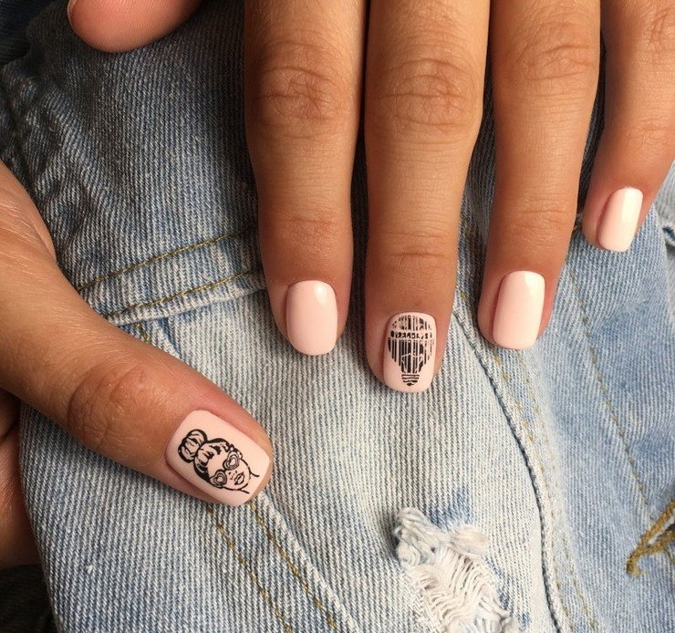 Графические символы на ногтях, тренды маникюра 2020 фото, маникюр на коротких ногтях 2020 фото