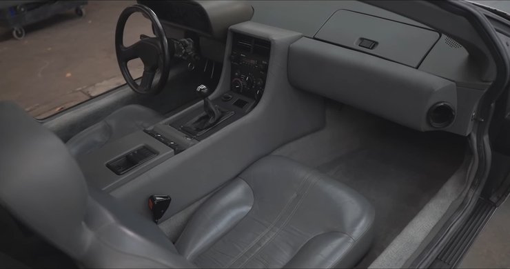 Салон DeLorean DMC-12