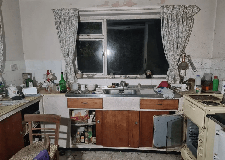 Покинутий фермерський будинок, будинок, житло, покинутий будинок, моторошні речі, дивні предмети, ляльки, старі речі, старий будинок