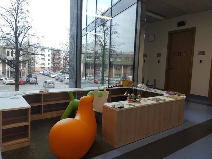 На прийомі у сімейного лікаря в звичайній міській поліклініці Тарту можна, не виходячи з кабінету, здати аналізи та зробити кардіограму. Дитина у цей час може гратися у дитячому куточку