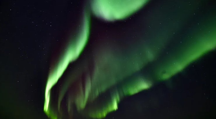 чорне полярне сяйво