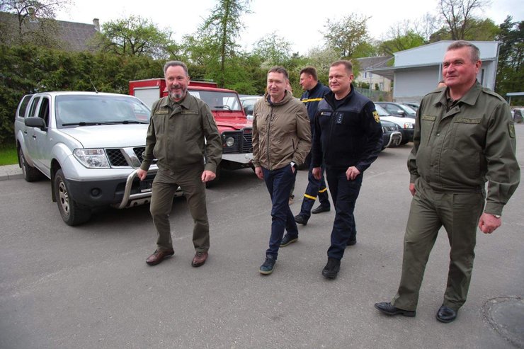 Авто для ЗСУ, пікапи для ЗСУ, Mitsubishi L200, Land Rover Defender, Nissan Navara, гуманітарна допомога