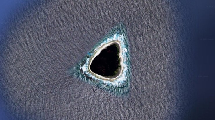остров, черная дыра, океан, Google Earth, карты Google Earth, странные места на Земле, странности Google Earth, Google Earth странные места