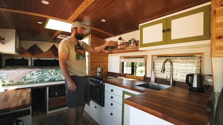 Дом на колесах из школьного автобуса