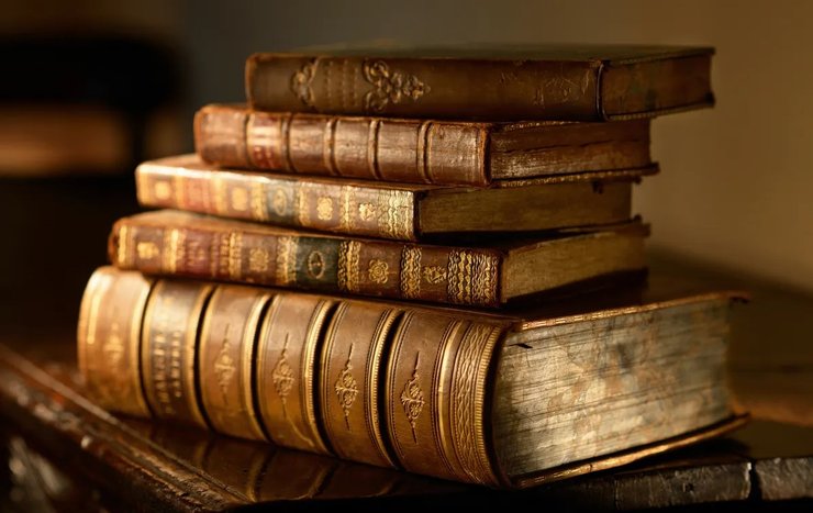 Учеба, книги, школа,  впервые пошла в школу, 92-летняя бабушка, пожилая женщина, научилась читать и считать, начала учиться