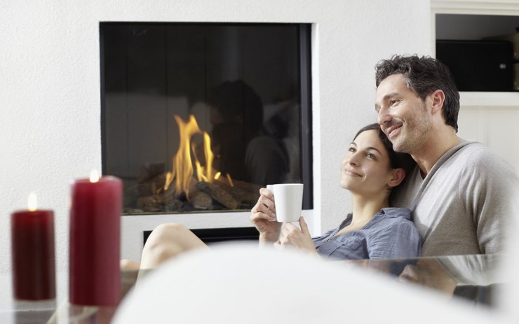 фото, супружеская пара у камина