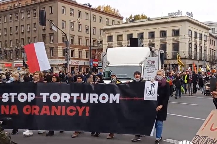 В польских городах проходят митинги против жестокого обращения и пыток нелегальных мигрантов на границе. Фото 1.