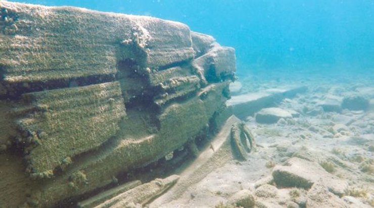 Уламки корабля, корабель