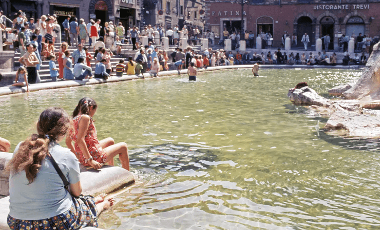 Фонтан Треві, Рим, знаменитий фонтан, турист стрибнув у фонтан, турист викупався у фонтані, турист отримав штраф, нахабний турист, п'яний турист
