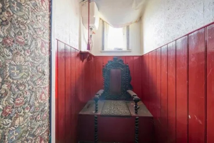 Особняк выставленный на продажу в Англии, пустой особняк, просторный особняк, тронный зал в туалете