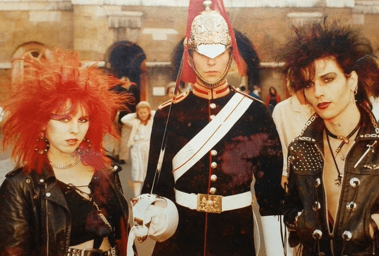 Заклинательница фей, превращается в русалку, превращается в русалку в ванне, способна видеть мифических существ, женщина общается с феями