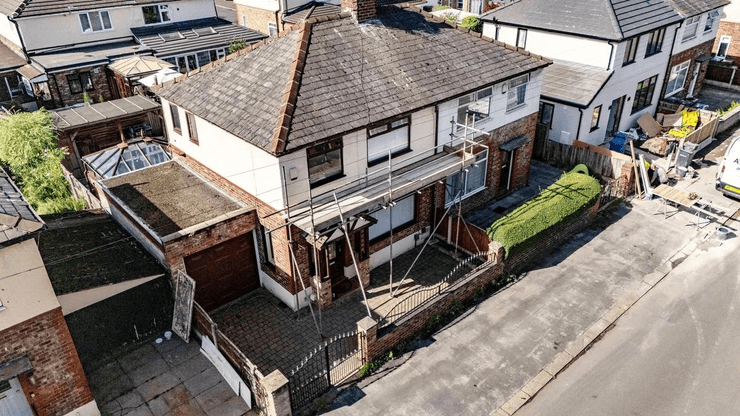 Будинок з риштуванням