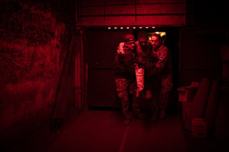 Боевые медики помогают раненному