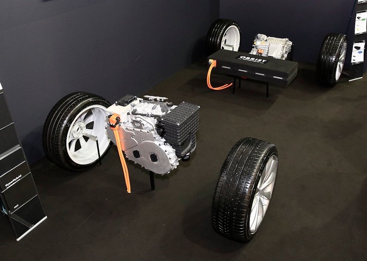 электрический кроссовер, гибрид, электромобиль с бензиновым двигателем