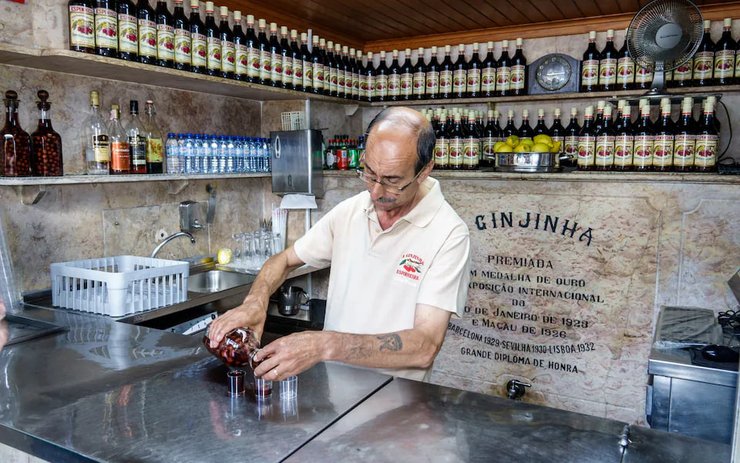 В Лиссабоне популярным средством от похмелья является ликер Ginjinha