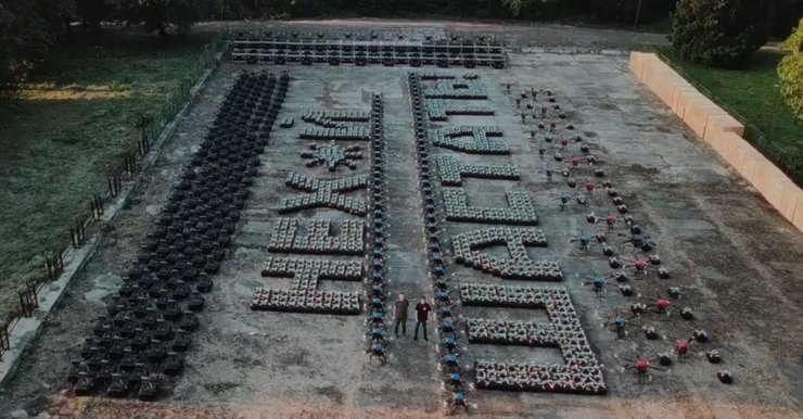 Із 1700 дронів, які вже найближчими днями вирушать на фронт, виклали красномовний напис для окупантів