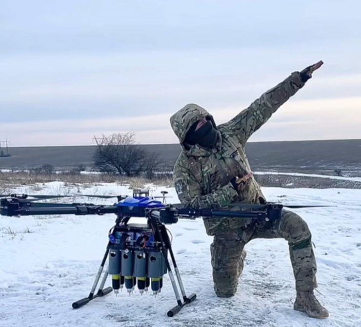 Военный с БПЛА, военный с дроном