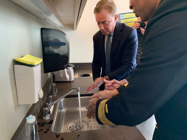 Главный хирург США Джером Адамс демонстрирует, как правильно мыть руки