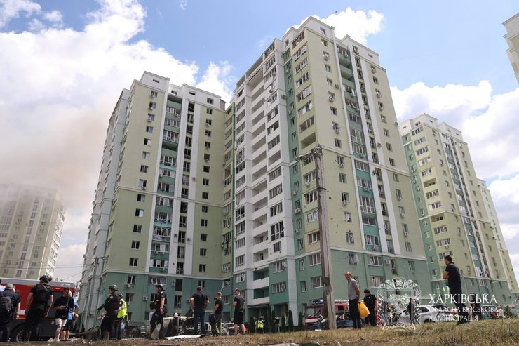 Пострадавший многоэтажный дом после удара по Харькову 24 июля