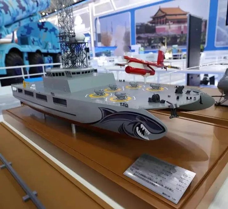 корабль с роем дронов