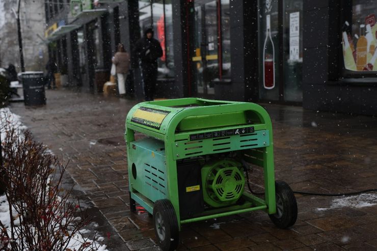 Генератор на улице во время блэкаута в Украине