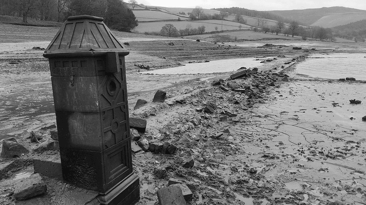 Каменные сооружения и остатки улиц затопленной деревни Дервент, вновь появившиеся во время засухи