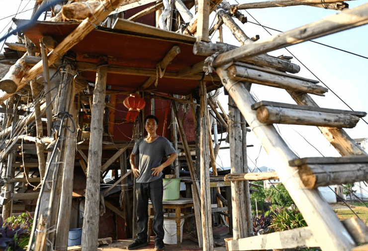 мужчина построил пирамиду на доме в Китае