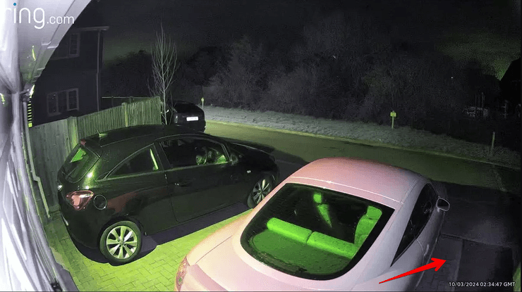 Супруги заметили призрака, угон машины, спортивный автомобиль, фигура в белом, дух, призрак мамы, потеряли ключи, запись с камер, соцсети, супруги