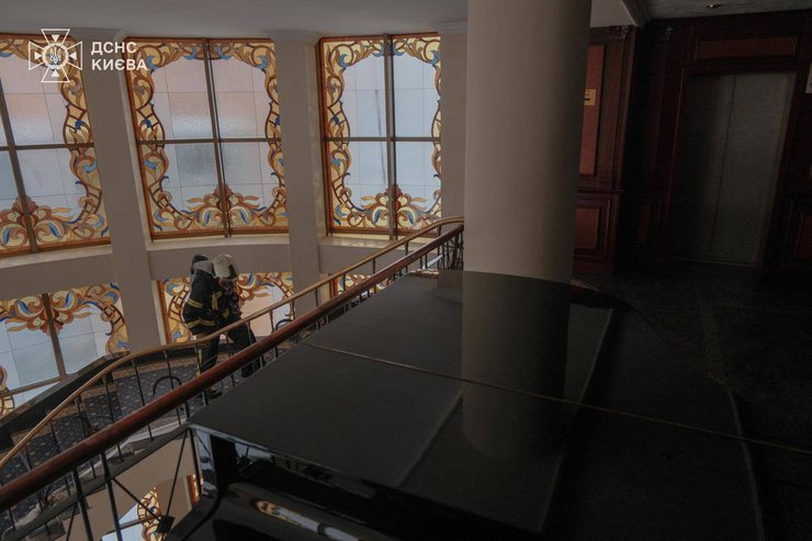 Пожар в отеле Дніпро на Хрещатике в Киеве