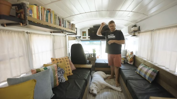 Дом на колесах из школьного автобуса