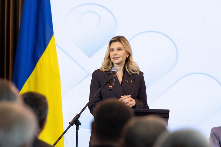 Елена Зеленская в наряде с драгоценной брошью