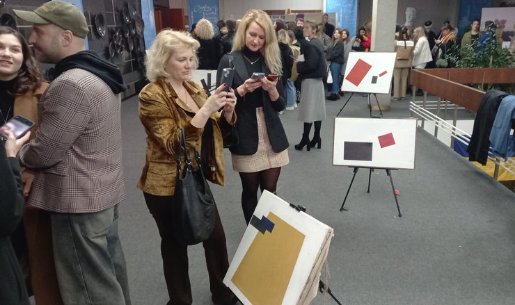 Малевич, Казимир Малевич, Дарья Онищенко, Татьяна Филевская, Алексей Горбунов, Ирма Витовская, Марина Кошкина, Виталий Ажнов, фильм Дарьи Онищенко, фильм Малевич, Черный квадрат, Черный квадрат в чем смысл, Владимир Татлин, супрематизм, история искусства, Дом кино, украинский фильм премьера