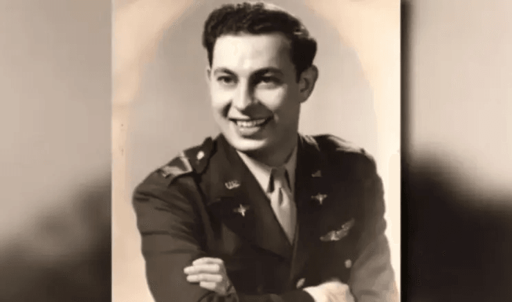 100-летний мужчина получил диплом, диплом бакалавра, университет, ветеран войны, Вторая мировая война, курьезы, летчик, пилот,