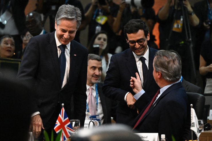 Госсекретарь США Энтони Блинкен, Стефан Сежурне и Дэвид Кэмерон во время встречи министров иностранных дел G20 в Рио-де-Жанейро в поиске прогресса в сложной череде конфликтов и кризисов, от войны в Газе и Украине до растущей поляризации