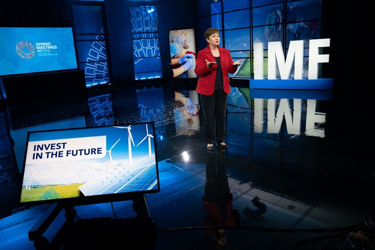 МВФ заявляет о необходимости снизить госдолг к 2028 году до 82% ВВП и до 65% ВВП в 2033 году