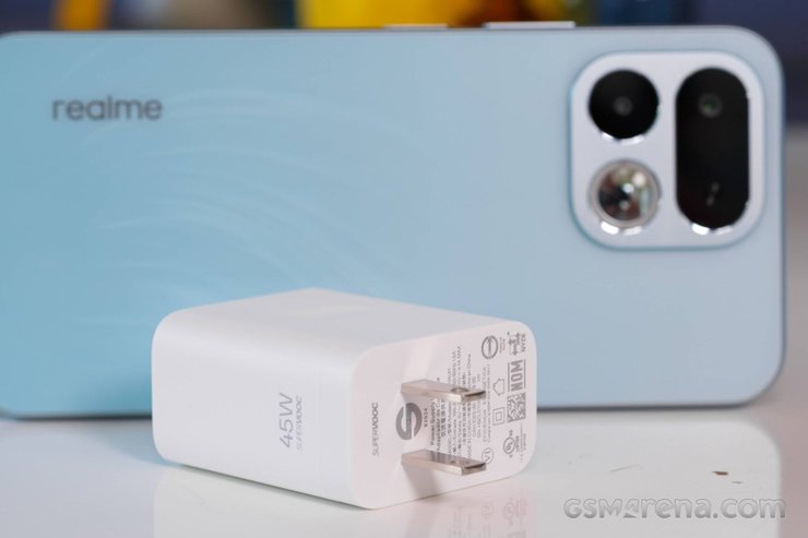 Зарядка смартфона Realme 16T