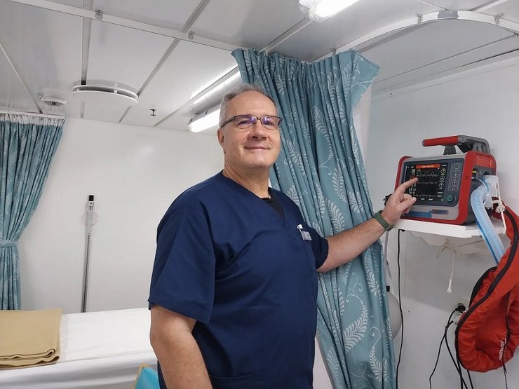 круизный лайнер врач