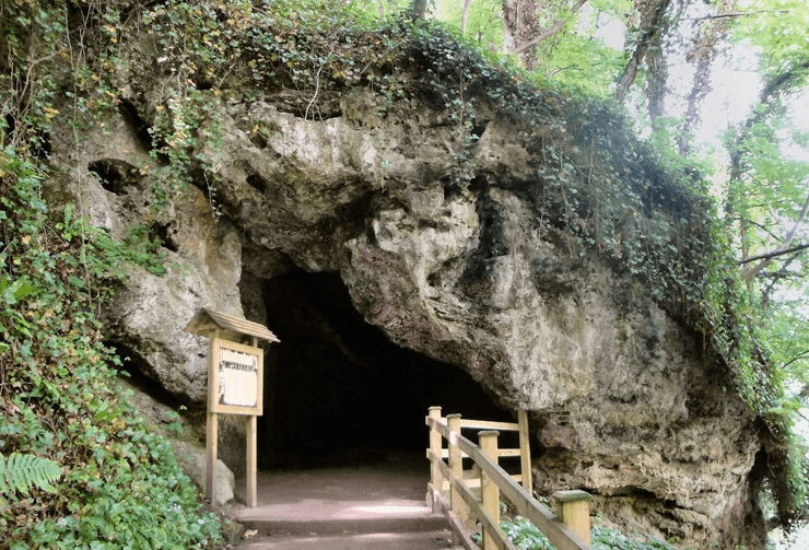 Британська провісниця жила в печері, печера, статуя, моторошна печера, відьма, провісниця, Мати Шиптон, Ванга
